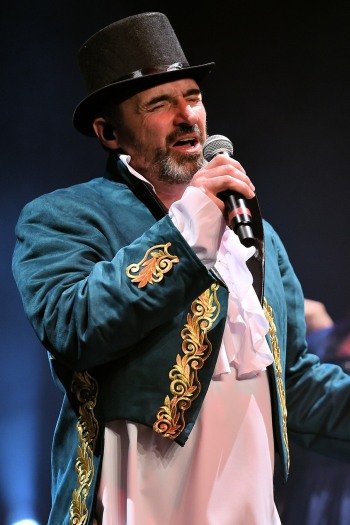 Image de l'artiste Laurent en spectacle. Photo de Patrice Bréluzeau pour Dancsingshow.